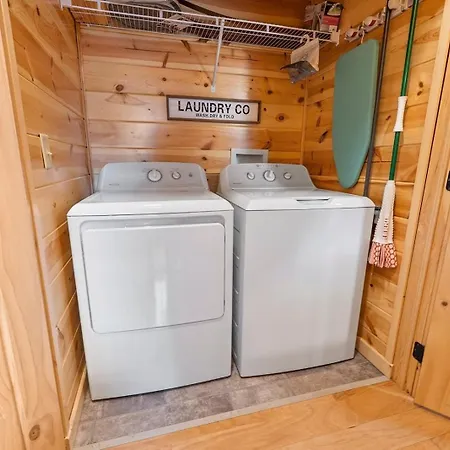 Foxes' Den Cabin With Private Hot Tub-3